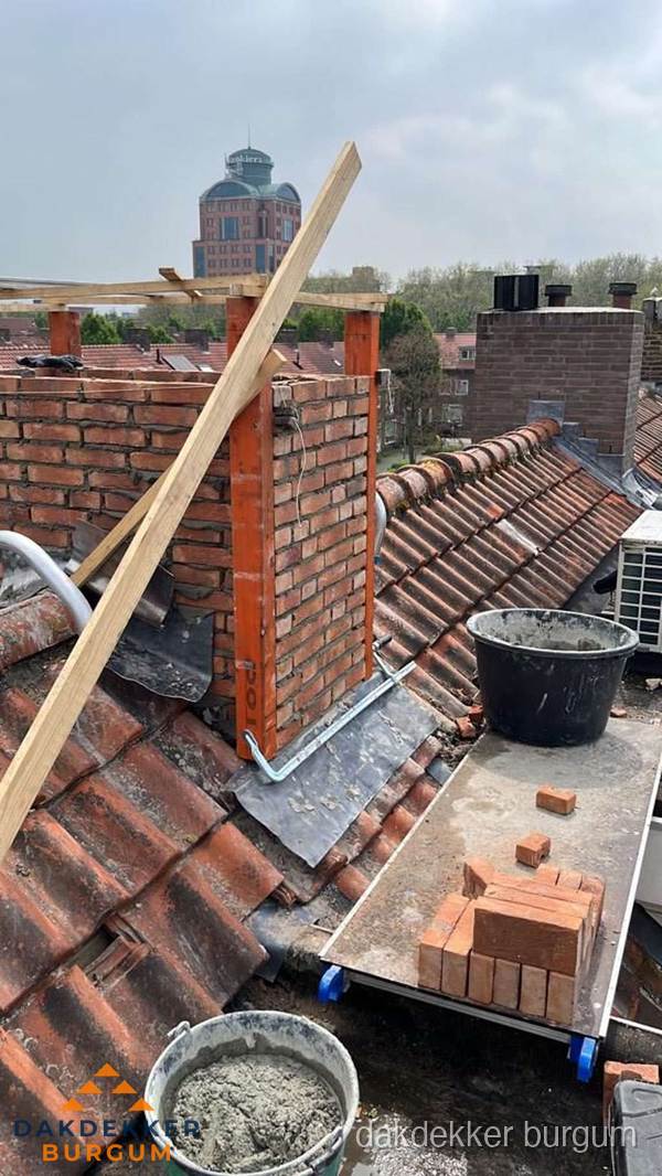 Schoorsteen renovatie met metselwerk op schuin dak in Burgum Schoorsteen renovatie met metselwerk op schuin dak in Burgum