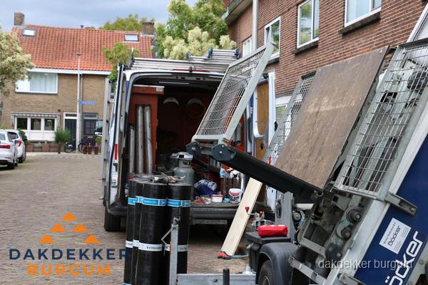 Dakdekkersbusje met materiaal en ladderlift voor dakpannen vervangen in Burgum Dakdekkersbusje met materiaal en ladderlift voor dakpannen vervangen in Burgum