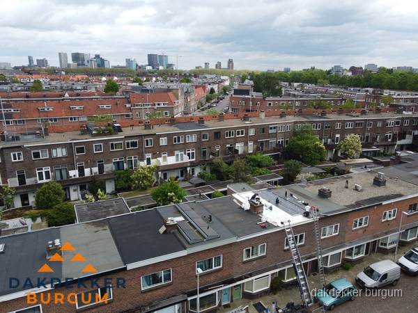 Spoed dakdekker aan het werk op plat dak in woonwijk Burgum Spoed dakdekker aan het werk op plat dak in woonwijk Burgum