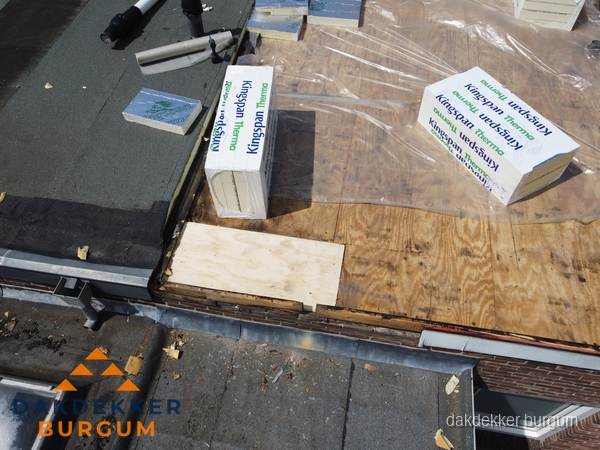Plat dak isolatie met Kingspan isolatieplaten tijdens renovatie in Burgum Plat dak isolatie met Kingspan isolatieplaten tijdens renovatie in Burgum