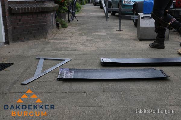 Dakbedekkingsmateriaal en zinkwerk klaargelegd voor reparatie in Burgum Dakbedekkingsmateriaal en zinkwerk klaargelegd voor reparatie in Burgum