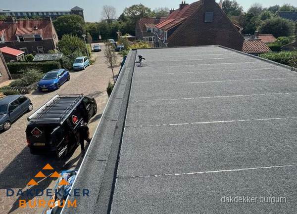 Nieuw bitumen plat dak met uitzicht over woonwijk in Burgum Nieuw bitumen plat dak met uitzicht over woonwijk in Burgum