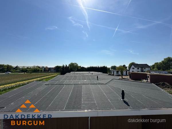 Groot plat dak met bitumen dakbedekking op bedrijfspand in Burgum Groot plat dak met bitumen dakbedekking op bedrijfspand in Burgum